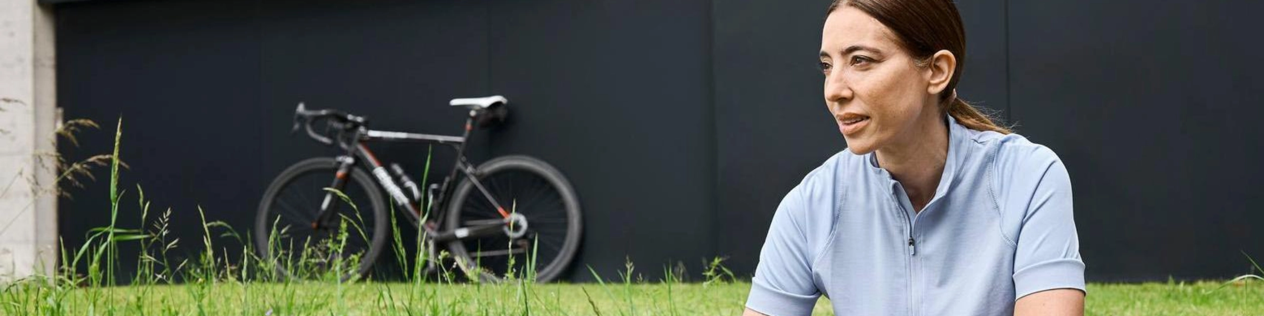 Frau erholt sich, atmet durch und trinkt Wasser nach einer Velotour