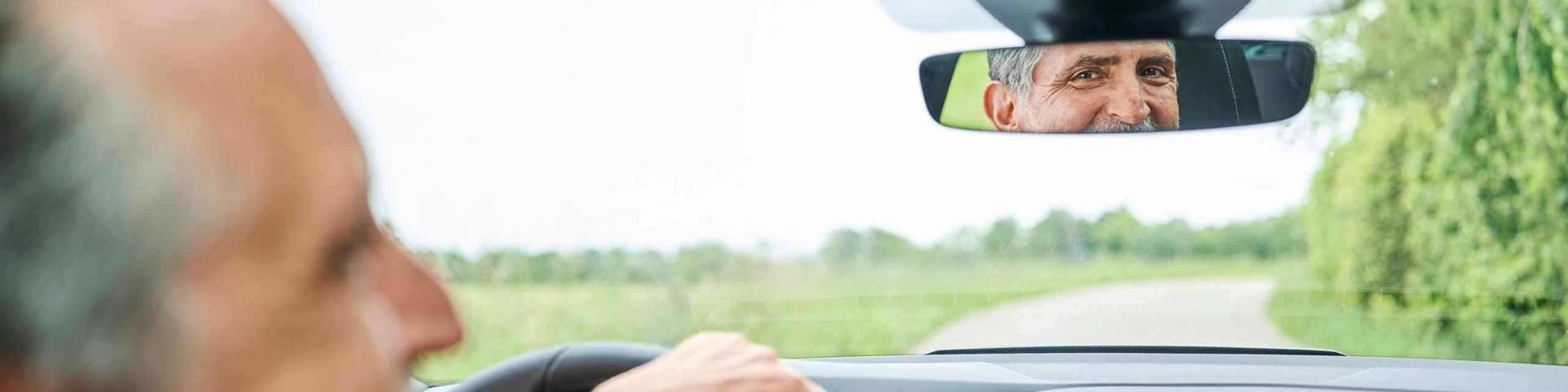 Mann fährt entspannt durch die Landschaft - vermittelt das Gefühl von Freiheit durch ein Leasing