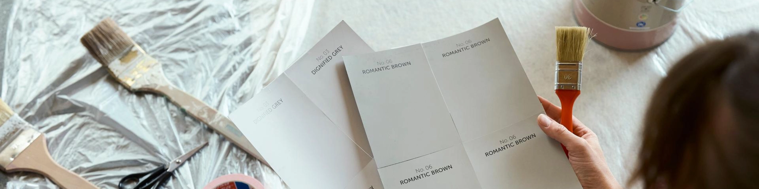 Paar beim Einrichten ihres Zuhauses - verdeutlicht die Möglichkeiten durch eine Krediterhöhung