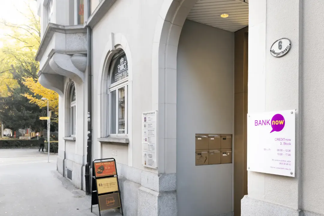 Eingang der BANK-now Filiale Luzern mit Gebäudefassade und Eingangsschild.