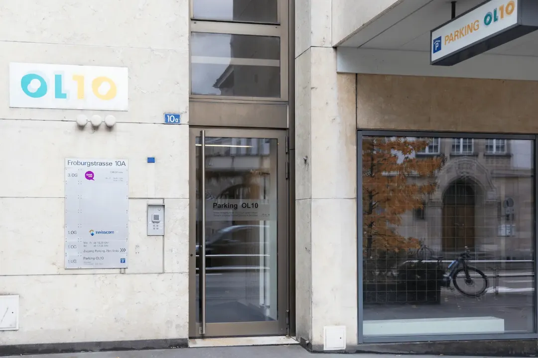 Eingang der BANK-now Filiale Olten mit Eingangstür, Beschilderung und Gebäudefront.