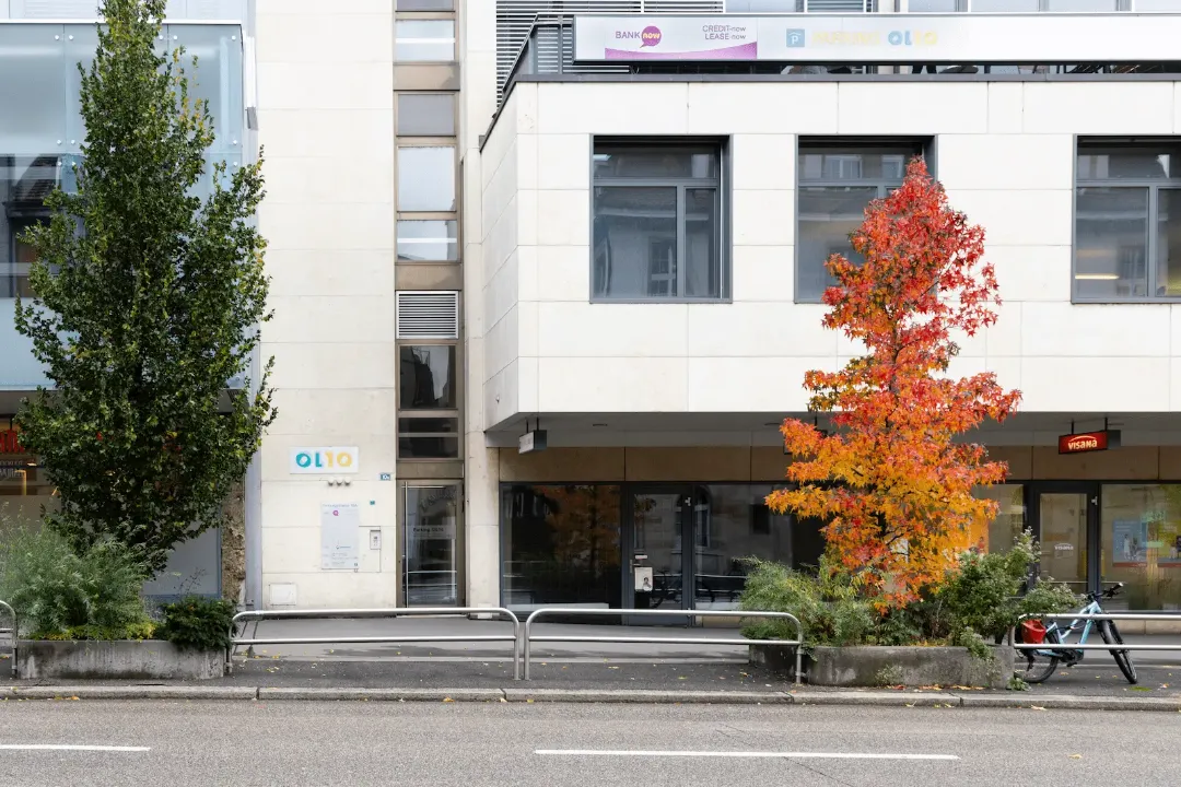 Zweite Aussenansicht der BANK-now Filiale Olten mit Gebäudefassade und Strassenbereich.