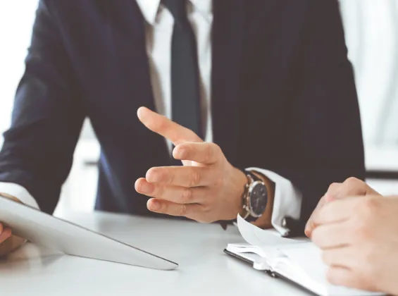 Bankberater diskutieren miteinander und haben ein Tablet in der Hand