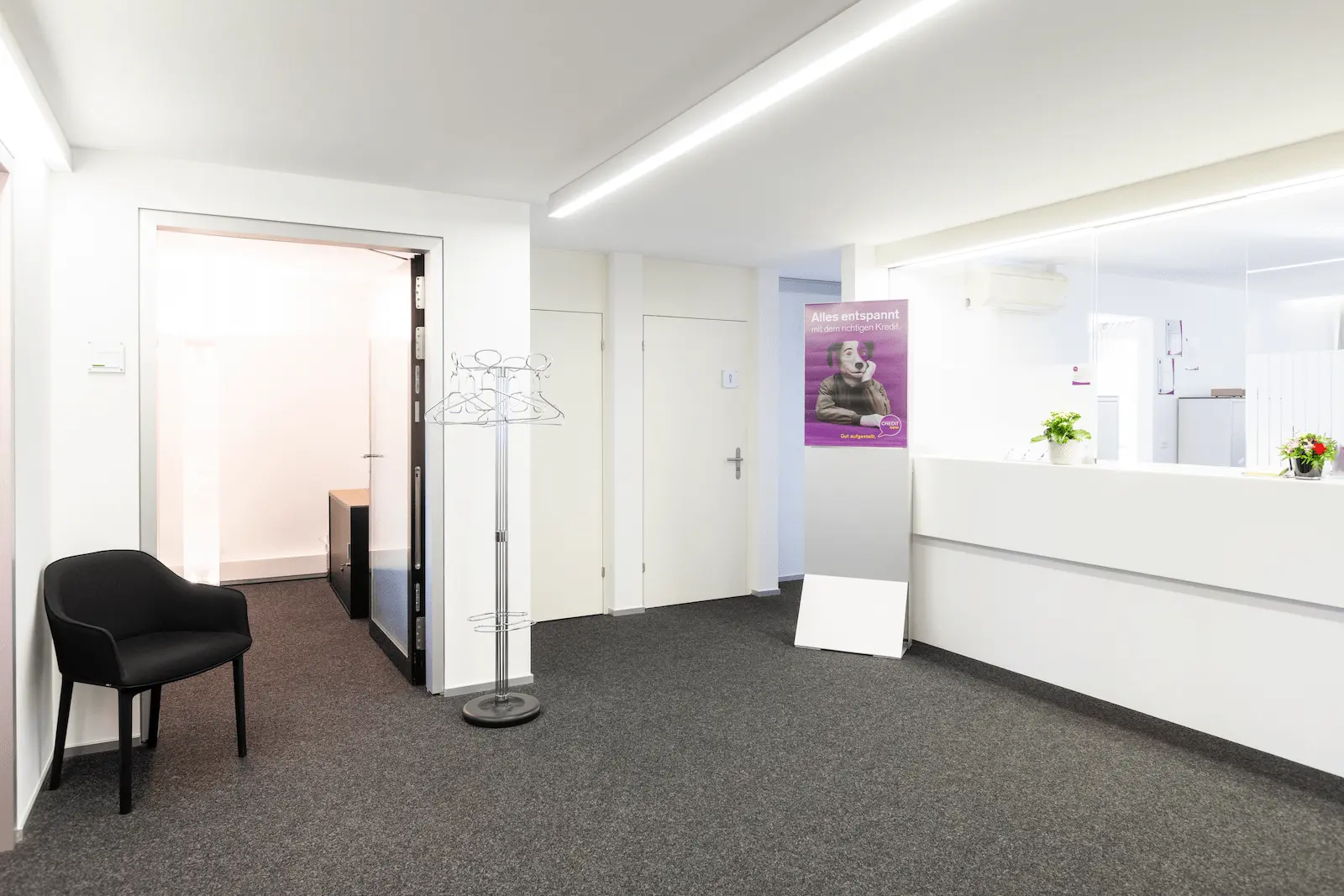 Wartebereich der BANK-now Filiale Chur mit Sitzgelegenheiten und heller Eingangssituation.